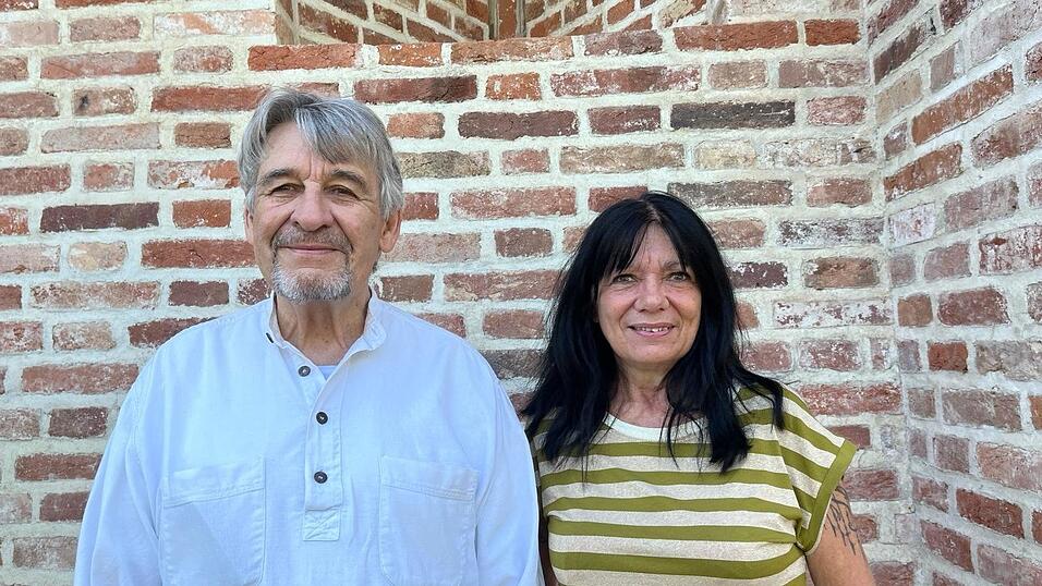 Künstler Michael Lange und Fotografin Christine Vinçon bei der Eröffnung ihrer Ausstellung vor dem Koenig-Museum Künstler Michael Lange und Fotografin Christine Vinçon bei der Eröffnung ihrer Ausstellung vor dem Koenig-Museum