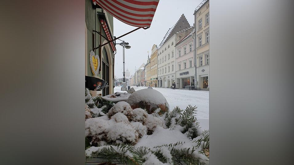 Am Dienstag schneit es heftig in weiten Teilen Bayerns, auch in Straubing. Am Dienstag schneit es heftig in weiten Teilen Bayerns, auch in Straubing.