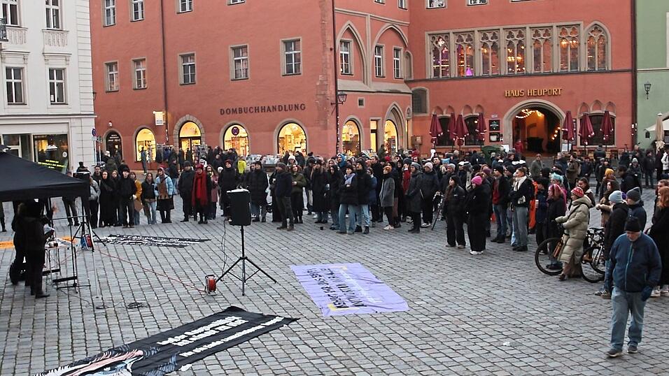 Eine dichte Menschentraube bildete sich am Samstag am Domplatz um den Aktionsstand des feministischen Kollektivs.