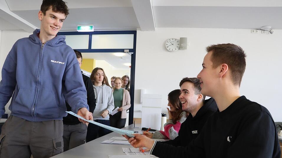 Die Juniorenwahl fand erstmals für alle Schüler der 9. bis 12. Klassen am Landauer Gymnasium statt. Die Ergebnisse unterscheiden sich deutlich von denen der echten Wahlberechtigten. Die Juniorenwahl fand erstmals für alle Schüler der 9. bis 12. Klassen am Landauer Gymnasium statt. Die Ergebnisse unterscheiden sich deutlich von denen der echten Wahlberechtigten.