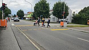 Sicher über die Bundesstraße, geht's seit Mittwoch mit der temporären Ampelanlage, die derzeit im Testbetrieb läuft. Ausprobiert haben sie am Donnerstag der Seniorenbeauftragte Fritz Gößwein, Bauamtsmitarbeiter Jonas Ninding, Bauhofmitarbeiter Manuel Stephan, Bürgermeister Thomas Etschmann und Behindertenbeauftragte Rosemarie Kagerbauer.