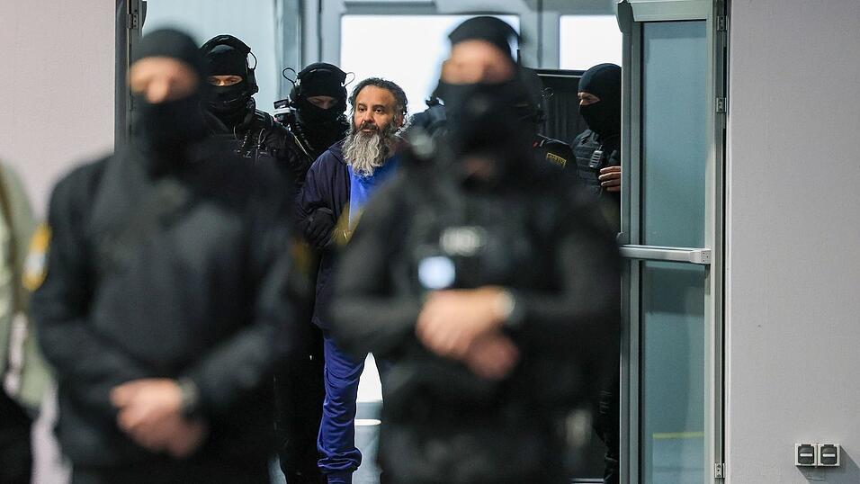 Der Angeklagte Taleb al-Abdulmohsen wird in den Gerichtssaal geführt. Der Angeklagte Taleb al-Abdulmohsen wird in den Gerichtssaal geführt.