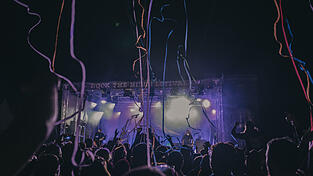 Mehrere Tage am Stück wird der Geißkopf seit über einem Jahrzehnt während des „Rock The Hill“-Festivals von hunderten feiernden Menschen eingenommen. Mehrere Tage am Stück wird der Geißkopf seit über einem Jahrzehnt während des „Rock The Hill“-Festivals von hunderten feiernden Menschen eingenommen.