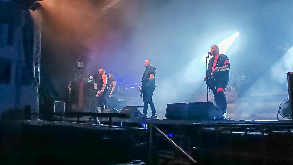 Die Rammstein-Coverband Stahlzeit begeisterte beim Campus Open Air Deggendorfer Fans. Die Rammstein-Coverband Stahlzeit begeisterte beim Campus Open Air Deggendorfer Fans.