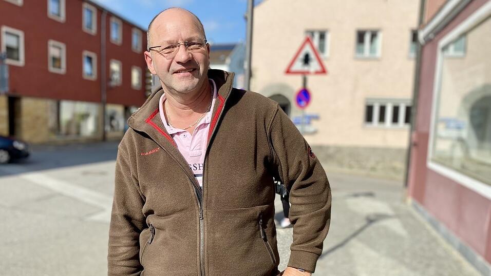 Martin Weinbacher aus Prackenbach hat sein Flohmarkt-Hobby bereits vor einigen Jahren zum Beruf gemacht. Er freut sich sehr auf 13. April, da ist der erste Flohmarkt der Saison auf der Viechtacher Wendeplatte.