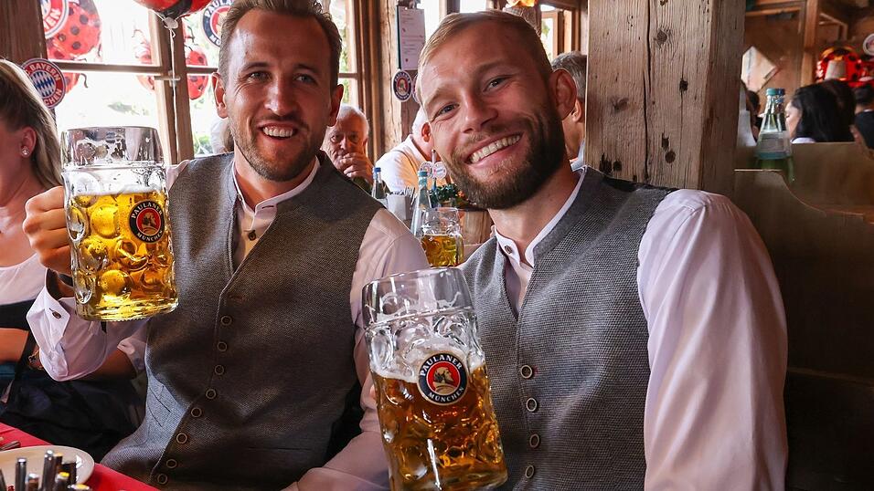 Die Bayern auf dem Oktoberfest: Hier stoßen Harry Kane (l) und Konrad Laimer an. Die Bayern auf dem Oktoberfest: Hier stoßen Harry Kane (l) und Konrad Laimer an.