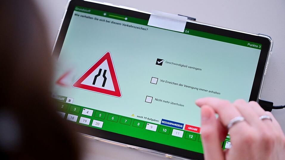 Der Fragenkatalog für die Führerscheinprüfung soll abgespeckt werden. (Archivbild) Der Fragenkatalog für die Führerscheinprüfung soll abgespeckt werden. (Archivbild)