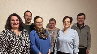 Der neugew&auml;hlte Pfarrgemeinderat der Pfarrei St. Laurentius mit Pfarrgemeinderatsvorsitzender Martina Zauner, Thomas P&ouml;lcz, Gabriele Kehl, Gine Unger, Andrea Pinkl und Stadtpfarrer August Lindmeier