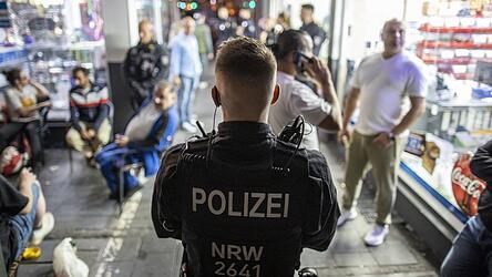 Razzia im Duisburger Norden im Rahmen einer Polizei-Aktion gegen Clan-Kriminalität Razzia im Duisburger Norden im Rahmen einer Polizei-Aktion gegen Clan-Kriminalität