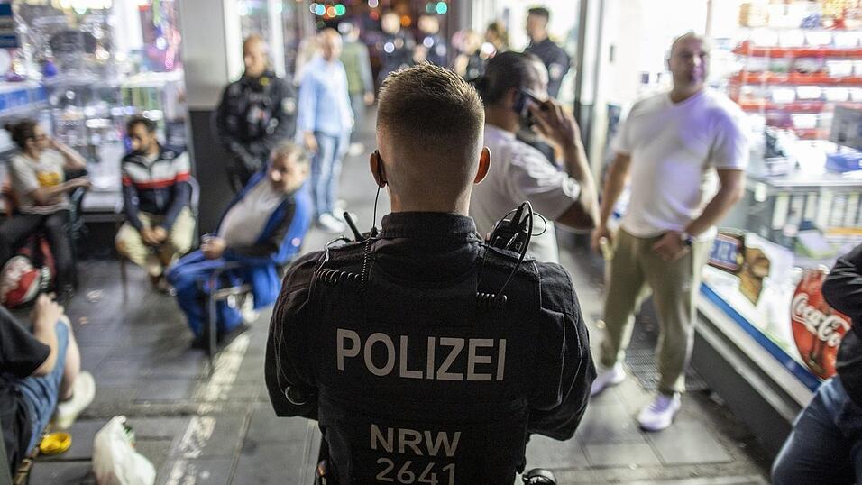Razzia im Duisburger Norden im Rahmen einer Polizei-Aktion gegen Clan-Kriminalität Razzia im Duisburger Norden im Rahmen einer Polizei-Aktion gegen Clan-Kriminalität