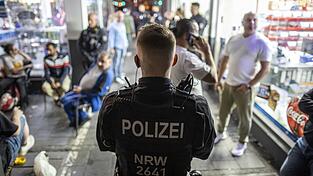 Razzia im Duisburger Norden im Rahmen einer Polizei-Aktion gegen Clan-Kriminalität Razzia im Duisburger Norden im Rahmen einer Polizei-Aktion gegen Clan-Kriminalität