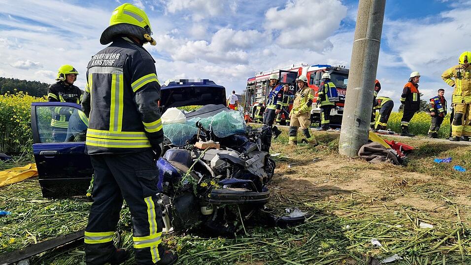 Der Einsatz an der Unfallstelle läuft. Der Einsatz an der Unfallstelle läuft.
