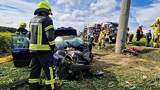 Der Einsatz an der Unfallstelle läuft. Der Einsatz an der Unfallstelle läuft.