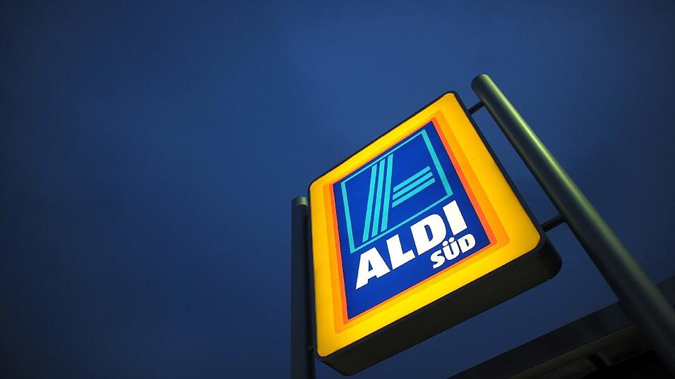 Der Discounter Aldi nimmt nun auch Designermode in sein Sortiment auf.
