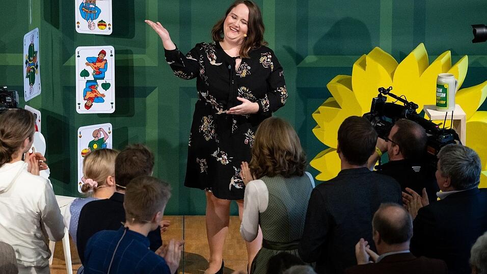 Die Gr&uuml;nen-Bundesvorsitzende Ricarda Lang spricht in Landshut am politischen Aschermittwoch.