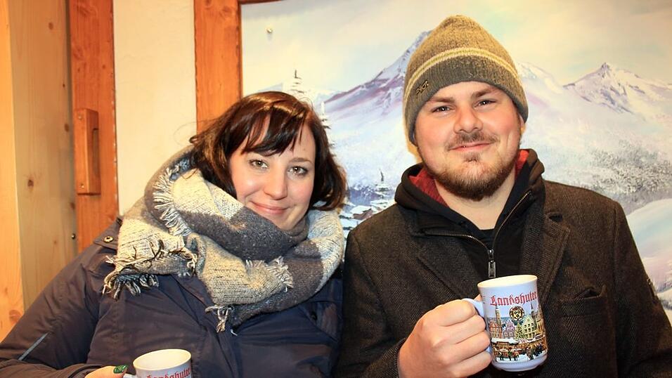 Der idyllische Christkindlmarkt in der Freyung in Landshut zählt zu den schönsten Christkindlmärkten Bayerns. Bei eisigen Temperaturen ist dort insbesondere die Glühwein-Alm natürlich heiß begehrt. Der idyllische Christkindlmarkt in der Freyung in Landshut zählt zu den schönsten Christkindlmärkten Bayerns. Bei eisigen Temperaturen ist dort insbesondere die Glühwein-Alm natürlich heiß begehrt.