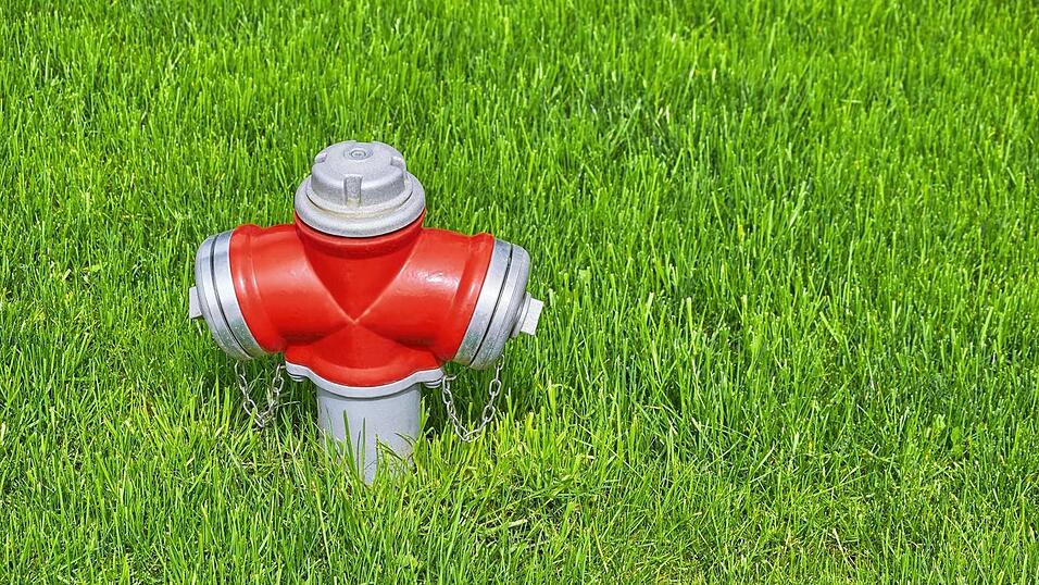 Bislang unbekannte Täter drehten über Nacht zwei Wasserhydranten auf und fluteten dadurch den Sportplatz des FC Hohenthann. (Symbolbild) Bislang unbekannte Täter drehten über Nacht zwei Wasserhydranten auf und fluteten dadurch den Sportplatz des FC Hohenthann. (Symbolbild)