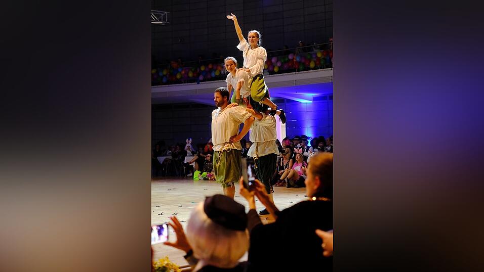 Der Künstlerball bot ein großes Showprogramm. Der Künstlerball bot ein großes Showprogramm.