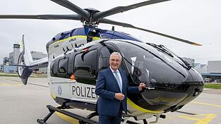 Bayerns Innenminister Joachim Herrmann steht neben einem neuen Hubschrauber der bayerischen Polizei. Bayerns Innenminister Joachim Herrmann steht neben einem neuen Hubschrauber der bayerischen Polizei.