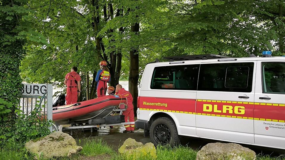 Die DLRG beim Einsatz am Eisernen Steg in Regensburg. 