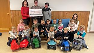 Kinder und Erzieherinnen freuen sich &uuml;ber die finanzielle Unterst&uuml;tzung, dank derer sie nun eine neue Rutsche kaufen k&ouml;nnen.