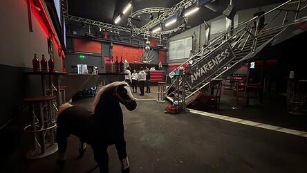 Die Ruhe vor dem Ansturm: In K&uuml;rze f&uuml;llt sich der Saal mit dem Partyvolk.