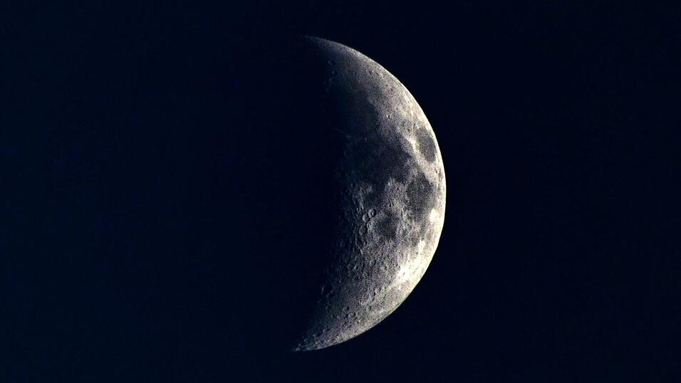 Der Mond ist als Sichel im Nachthimmel &uuml;ber Tschechien zu sehen. (Symbolbild)