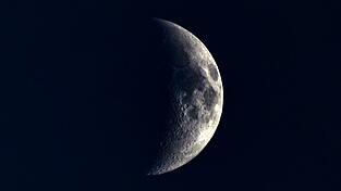 Der Mond ist als Sichel im Nachthimmel &uuml;ber Tschechien zu sehen. (Symbolbild)