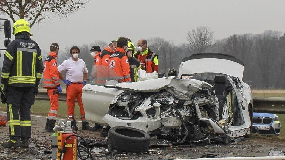 Tödlicher Unfall am Donnerstagmorgen bei Arnstorf im Landkreis Rottal-Inn. Dabei kam eine 53-jährige Frau ums Leben. Tödlicher Unfall am Donnerstagmorgen bei Arnstorf im Landkreis Rottal-Inn. Dabei kam eine 53-jährige Frau ums Leben.