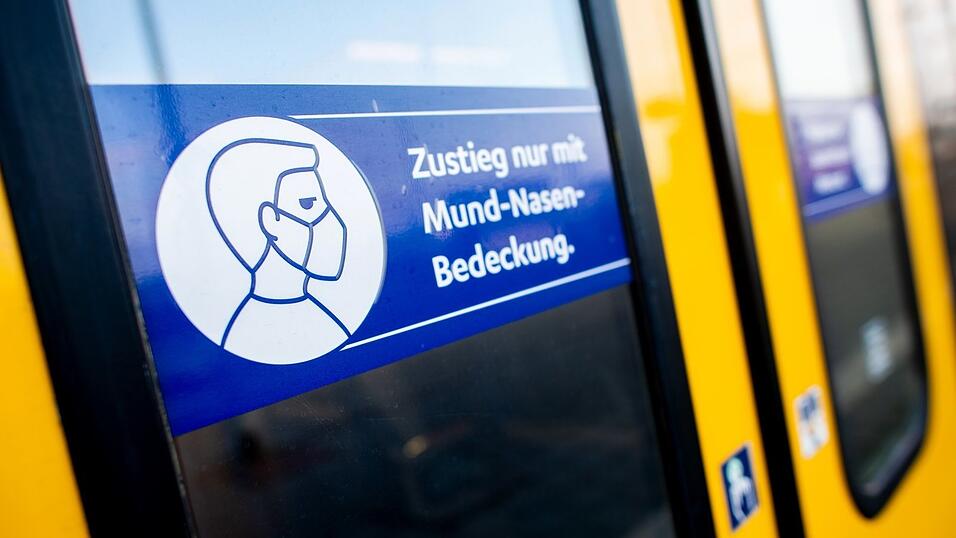 Ein Schild mit der Aufschrift 'Zustieg nur mit Mund-Nasen-Bedeckung.' klebt an der Zugtür einer S-Bahn in Niedersachsen. Während Bayern die Maskenpflicht vor Wochen abgeschafft hat, halten viele Bundesländer an der Pflicht zum Tragen einer Mund-Nasen-Bedeckung in Bus und Bahn fest. Ein Schild mit der Aufschrift 'Zustieg nur mit Mund-Nasen-Bedeckung.' klebt an der Zugtür einer S-Bahn in Niedersachsen. Während Bayern die Maskenpflicht vor Wochen abgeschafft hat, halten viele Bundesländer an der Pflicht zum Tragen einer Mund-Nasen-Bedeckung in Bus und Bahn fest.
