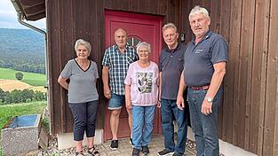 Ulla Holzapfel, Karl Amberger, Erna Kronenburg, Theo Amberger und Bereitschaftsleiter Herbert Berzl (v. l.) haben viel zu erzählen aus der Geschichte des Rimbacher BRK - nicht nur zur Einweihung der Fahrzeughalle in der Bachstraße im Jahr 2007.