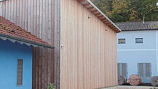 Hightech für knapp vier Millionen Euro stecken hinter der Holzfassade des neuen Schalthauses der Landauer Stadtwerke am Zanklberg. Notwendig wurde der Bau des Nutzgebäudes aufgrund des ständig steigenden Stromaufkommens ins und aus dem Stadtgebiet. Hightech für knapp vier Millionen Euro stecken hinter der Holzfassade des neuen Schalthauses der Landauer Stadtwerke am Zanklberg. Notwendig wurde der Bau des Nutzgebäudes aufgrund des ständig steigenden Stromaufkommens ins und aus dem Stadtgebiet.