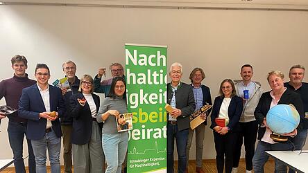 Die Mitglieder des Nachhaltigkeitsbeirats präsentieren sich bei der konstituierenden Sitzung mit Gegenständen, die sie thematisch antreiben (v.l.): Vitus Heigenhauser, Thomas Schindlbeck, Klaus Kobler, Elisabeth Gruber, Johann Meindorfer, Ann-Kathrin Wagner, neuer Vorsitzender Dr. Bernhard Widmann, Edmund Langer, Julia Wanninger, Tobias Jakob, Prof. Dr. Anja Faße und Josef Krinner.