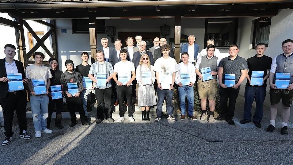 Allen Grund zur Freude hatten die jungen Metaller &uuml;ber ihre erhaltenen Gesellenbriefe. Die Junggesellen zusammen mit den Ehreng&auml;sten aus Innung, Berufsschule und Politik.