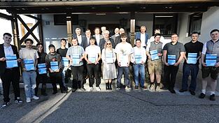 Allen Grund zur Freude hatten die jungen Metaller &uuml;ber ihre erhaltenen Gesellenbriefe. Die Junggesellen zusammen mit den Ehreng&auml;sten aus Innung, Berufsschule und Politik.