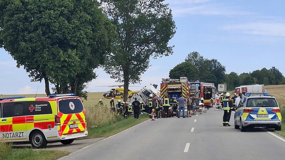 Vor Ort unterstützten zahlreiche Einsatzkräfte. Vor Ort unterstützten zahlreiche Einsatzkräfte.