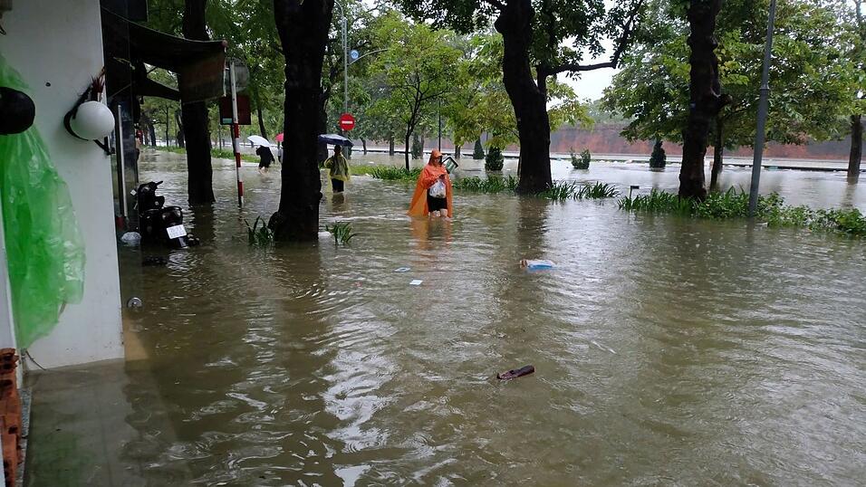 Viele Straßen in Hue standen unter Wasser. Viele Straßen in Hue standen unter Wasser.