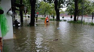 Viele Straßen in Hue standen unter Wasser. Viele Straßen in Hue standen unter Wasser.
