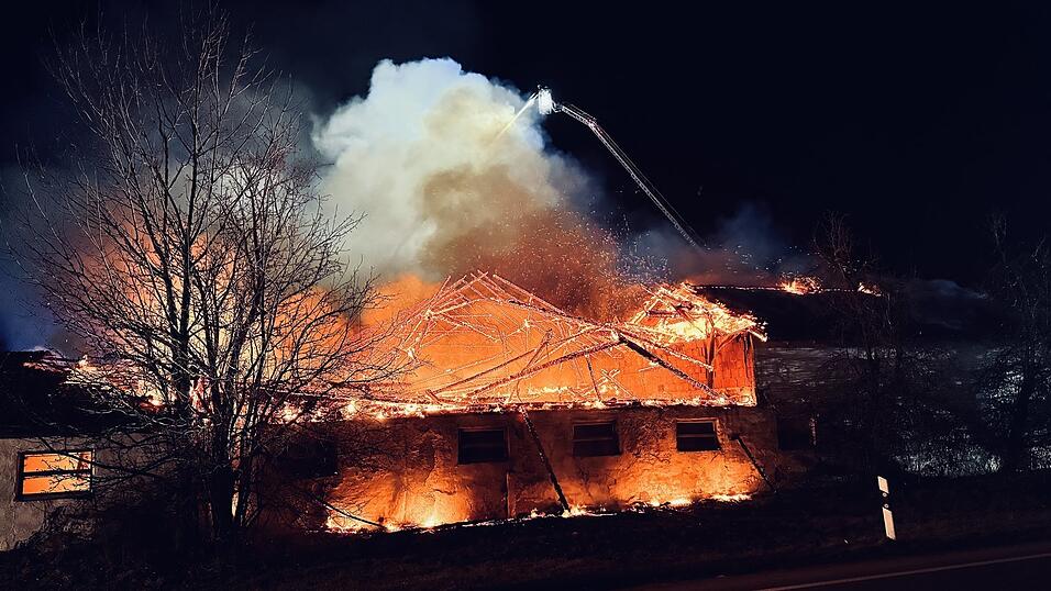 Rauch und Feuer schlagen aus dem Schweinestall.