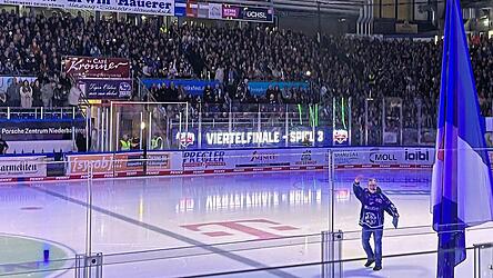 &bdquo;The Voice&ldquo; begr&uuml;&szlig;t die Fans im Stadion.