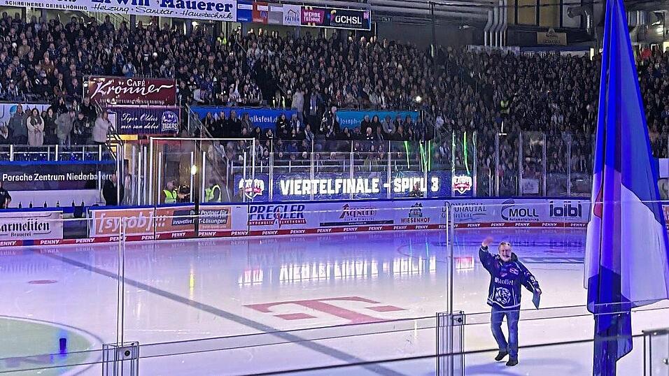 &bdquo;The Voice&ldquo; begr&uuml;&szlig;t die Fans im Stadion.
