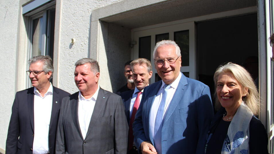 Gro&szlig;er Bahnhof: Andrea Breit, Pr&auml;sidentin des Bayerischen Verwaltungsgerichtshofs, Bayerns Innenminister Joachim Herrmann, Bauminister Christian Bernreiter und B&uuml;rgermeister Hans Schmalhofer (v. r.).