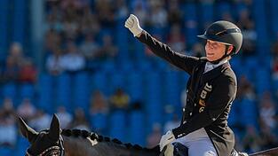 Jubelt nach ihrer Gold-Vorstellung im Team-Finale: Isabell Werth. Jubelt nach ihrer Gold-Vorstellung im Team-Finale: Isabell Werth.