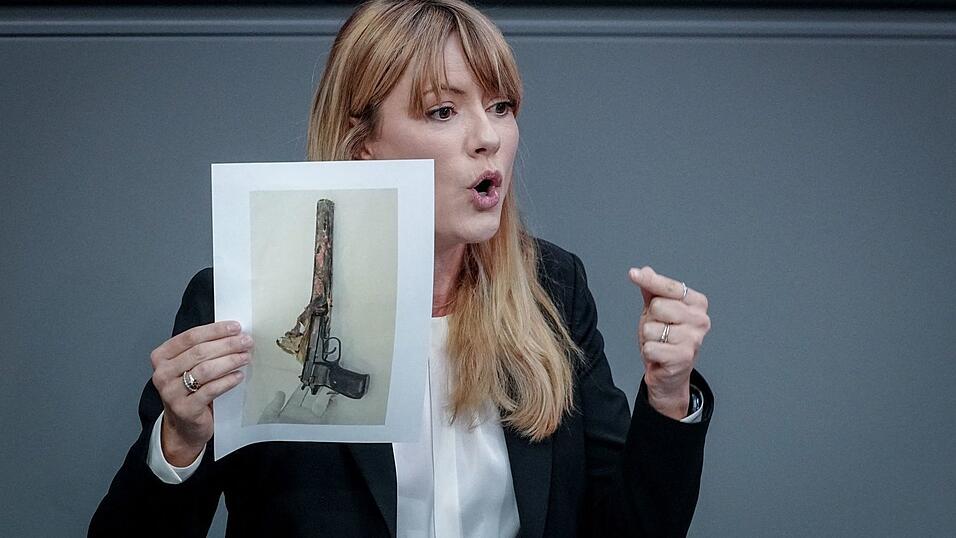 Dass die stellvertretende Vorsitzende der Linksfraktion, Clara Bünger, während ihrer Rede zur Reform der Nachrichtendienste das Bild einer Waffe der NSU-Terroristen hochhält, stößt auf Kritik bei Bundestagspräsidentin Julia Klöckner (CDU). Dass die stellvertretende Vorsitzende der Linksfraktion, Clara Bünger, während ihrer Rede zur Reform der Nachrichtendienste das Bild einer Waffe der NSU-Terroristen hochhält, stößt auf Kritik bei Bundestagspräsidentin Julia Klöckner (CDU).