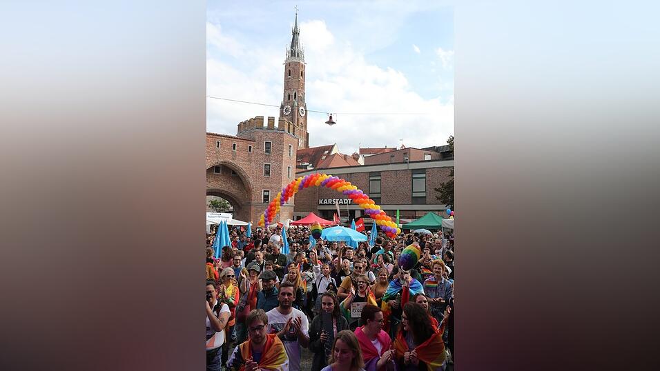 Knapp 2.000 Teilnehmer feierten am Samstag in Landhut den ersten Christopher-Street-Day Niederbayerns.