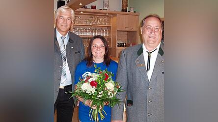 Dritter Bürgermeister Anton Blabl (li.) und Gausportleiter Wolfgang Fischer (re.) freuten sich mit Sandra Reimann über die Erfolge.
