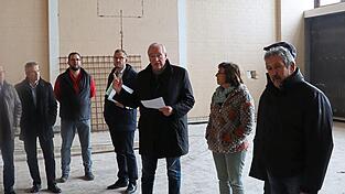 Landrat Franz Löffler erläutert den Kreisräten die anstehenden Arbeitsschritte bei der Generalsanierung. Landrat Franz Löffler erläutert den Kreisräten die anstehenden Arbeitsschritte bei der Generalsanierung.