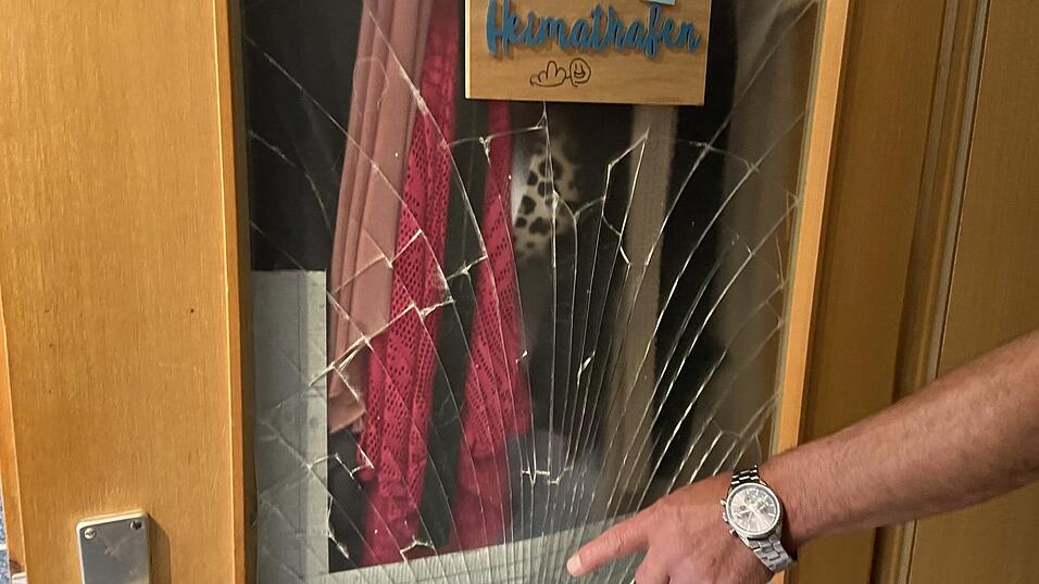 Durch einen Luftzug wurde die Badtüre zugeschlagen. Eine Reparatur war bisher nicht drin. Zu teuer! Durch einen Luftzug wurde die Badtüre zugeschlagen. Eine Reparatur war bisher nicht drin. Zu teuer!