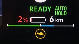 Die Batteriestandsanzeige eines Elektroautos. Nach dem pl&ouml;tzlichen Aus der E-Auto-Kaufzusch&uuml;sse Ende 2023 hat sich das Umstiegstempo  auf Elektroautos laut HUK Coburg halbiert.