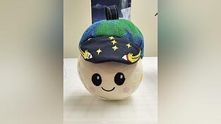 Das Schwerelosigkeits-Maskottchen 'Rise' begleitet die Mission 'Artemis 2'.